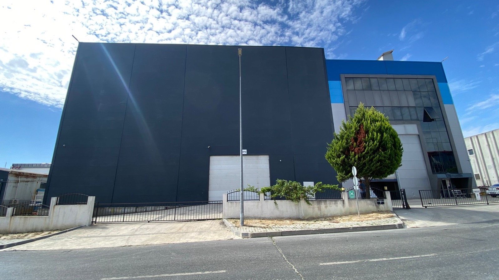 Çerkezköy OSB'deki fabrikanın ön cephesi, yıkama öncesi